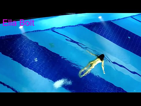 ❤️ 나는 보는 것을 멈출 수 없다, 젊은 금발이 ELLA BOLT 리조트 수영장에서 누드로 수영하다 적발 ️ 포르노 vk 우리 ﹏